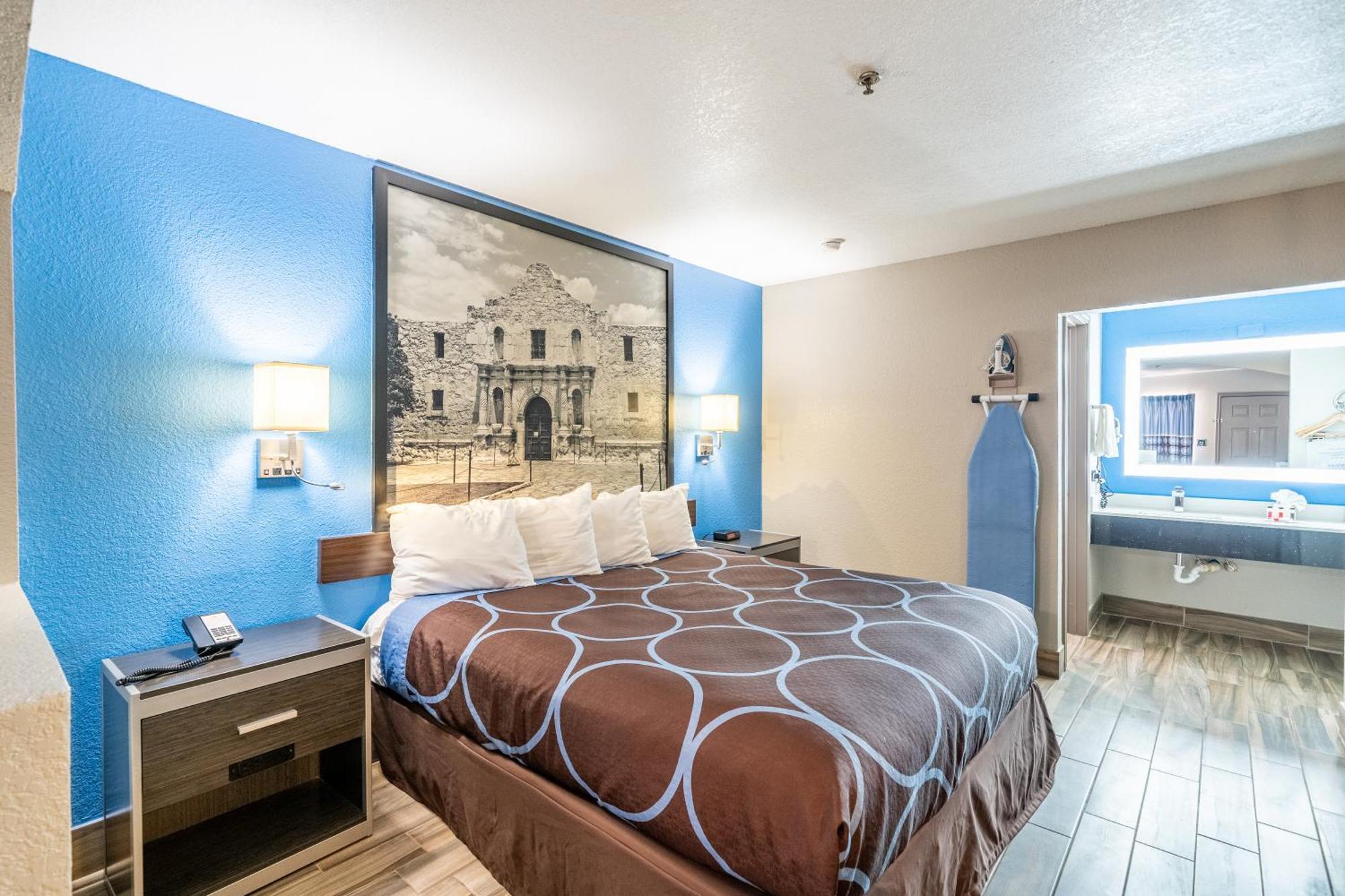 Super 8 By Wyndham San Antonio/Riverwalk Area Zewnętrze zdjęcie