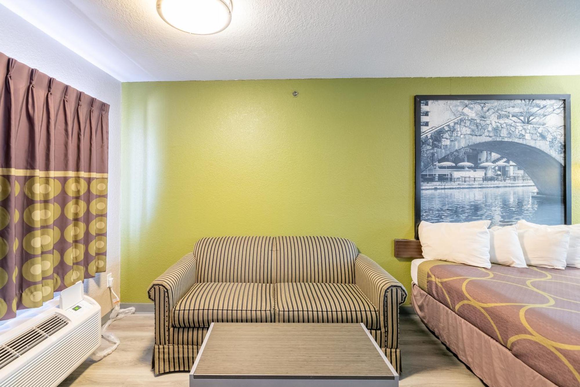 Super 8 By Wyndham San Antonio/Riverwalk Area Zewnętrze zdjęcie