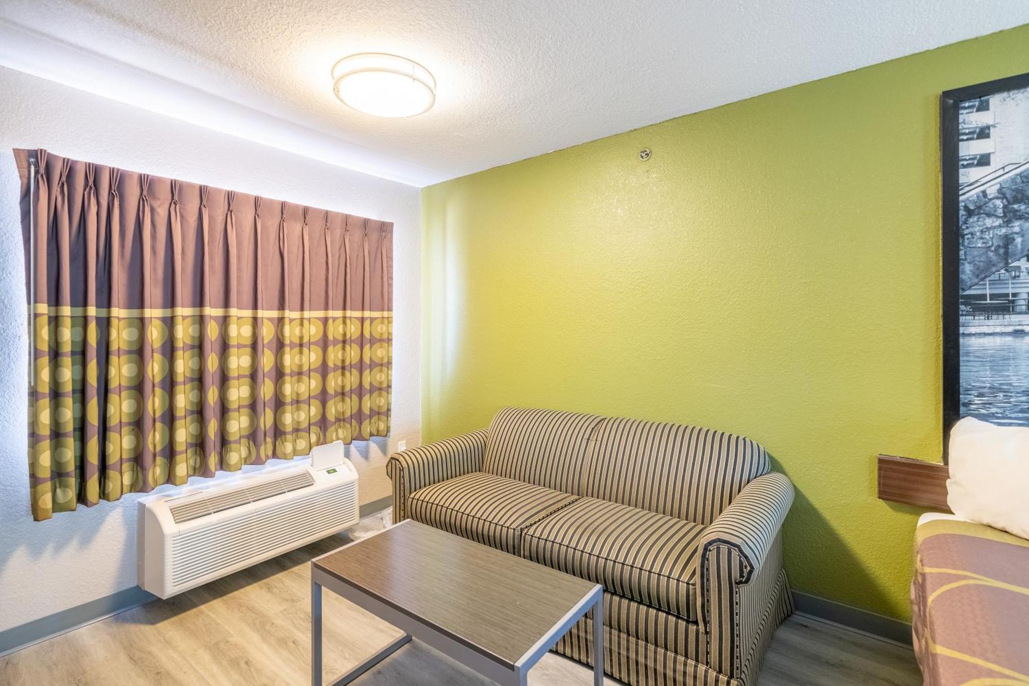 Super 8 By Wyndham San Antonio/Riverwalk Area Zewnętrze zdjęcie